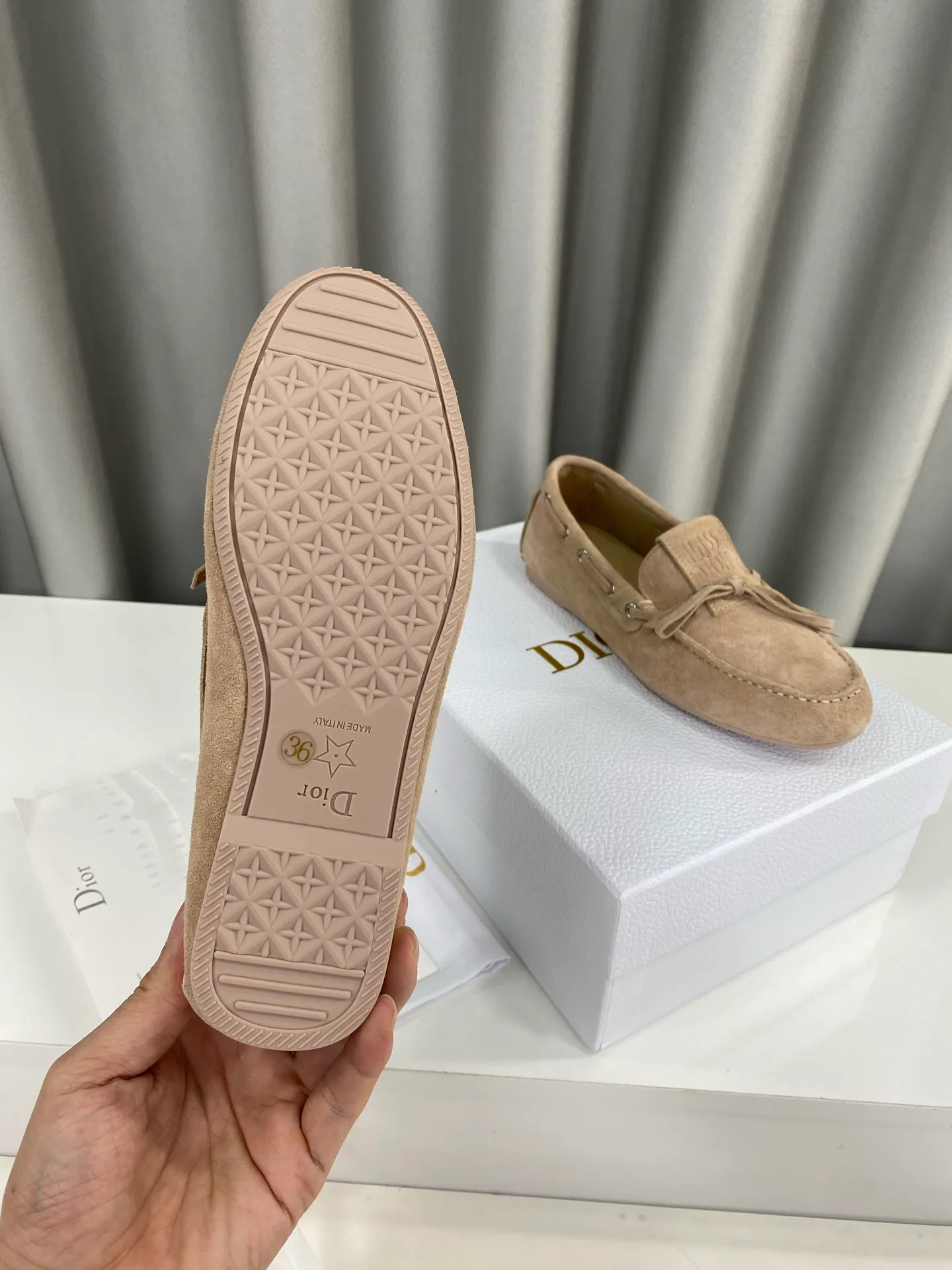 👟👟Ex-factory price 480👟👟 Women's shoes Women's clothing "Exclusive top version" DIOR Dior~25vs spring and summer popular casual flat loafer series... A shoe that does not conflict with shirts, simple partition design, a spring must-have, can be worn with any pants or skirt, very comfortable and beautiful on the feet... ❶Fabric: Original customized cow suede ❷Inner: Original customized sheepskin ❸Feet: sheepskin ❹Outsole: original molded wear-resistant rubber ❺Number of codes: 35-39 (40 customizations are non-refundable) ❻Packaging: Original full set of packaging ☀Color: 5 colors available simultaneously on the official website